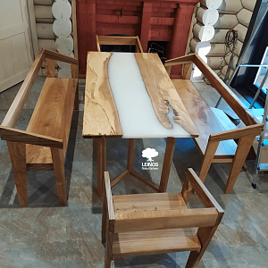 Набор мебели из стола и стульев 