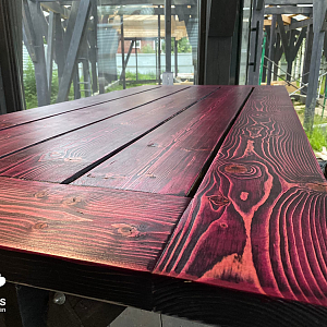 Малиновый деревянный стол